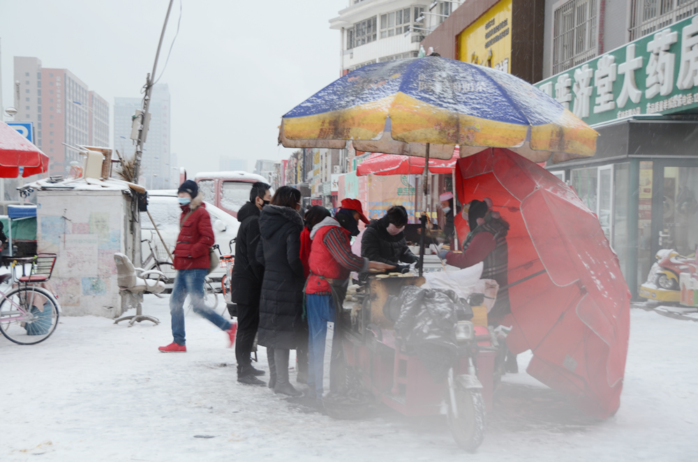 即便是遇到雪天，他们依然坚守“岗位”，从不“爽约”。