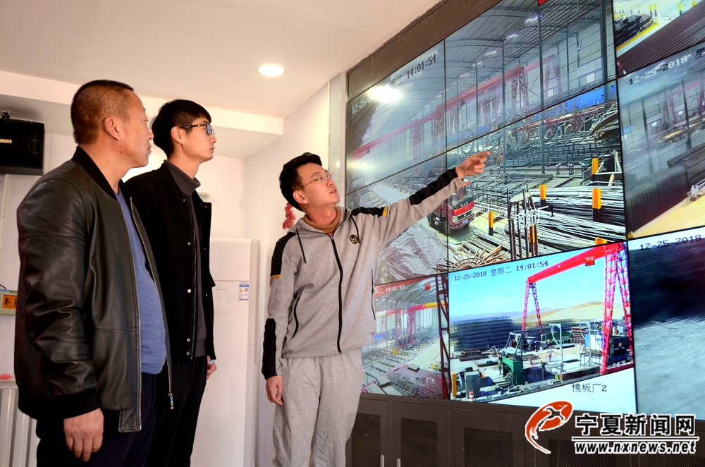 中兰铁路(宁夏段)工程部负责人陈炎圻和同事通过信息化管控平台查看施工情况。