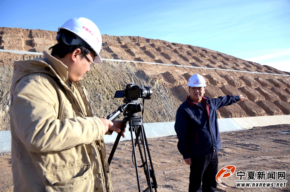 项目副书记孙庆涛向记者介绍路堑开挖和边坡防护情况。