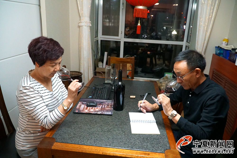 平时在家，郭万柏和妻子周淑珍会经常交流关于酿酒的事情，共同品酒，并记录下来。