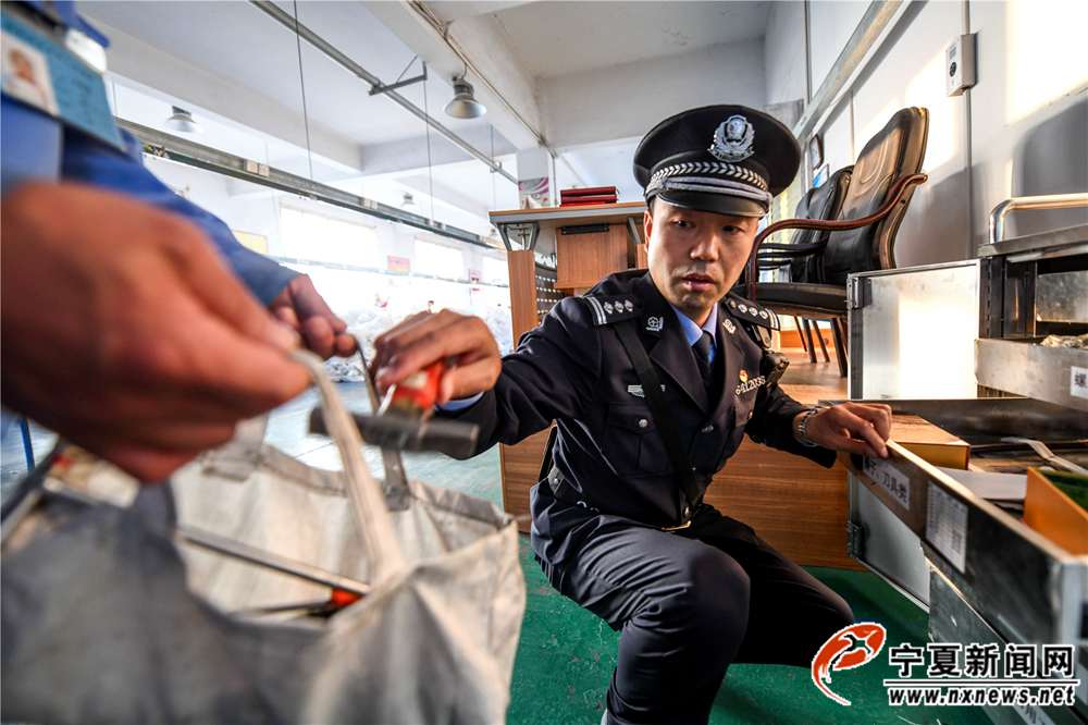 贾晓明向戒毒人员发放管制用具。在劳动车间，有些大型的生产用具有一定的危险性，每次使用前戒毒人员需到值班民警处登记领用。