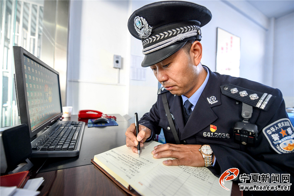 日常工作和生活中，贾晓明爱学习、善学习，积累了一摞摞的学习笔记。