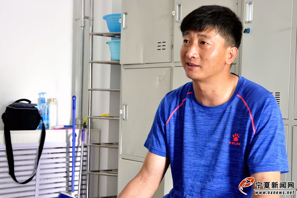 1982年出生的魏卫伟，不仅是宁夏体育职业学院跆拳道总教练，也是宁夏跆拳道协会秘书长。一说起跆拳道，他便滔滔不绝。