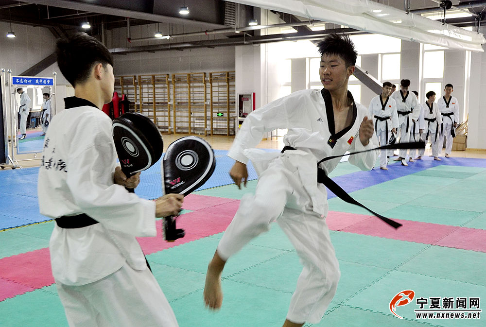 热身结束后，学生们开始温习跆拳道的一些动作，前踢、侧踢......一遍遍的温习，让动作“刻”在肌肉中。