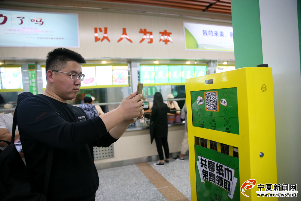 在北方民族大学餐厅，学生已经对这台新家伙习以为常，每天用餐时都会来扫包免费的纸巾。