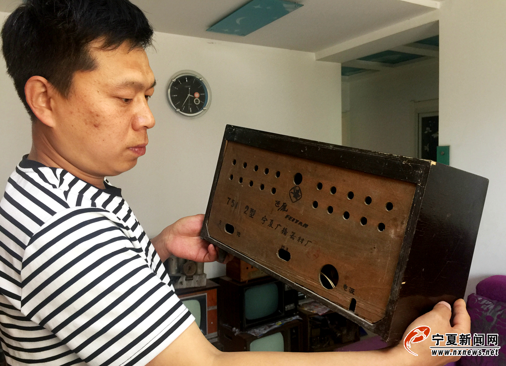 顾耀今尤其爱收藏与宁夏有关的老物件。这台宁夏广播器材厂生产的收音机，是他最喜欢的几件藏品之一。