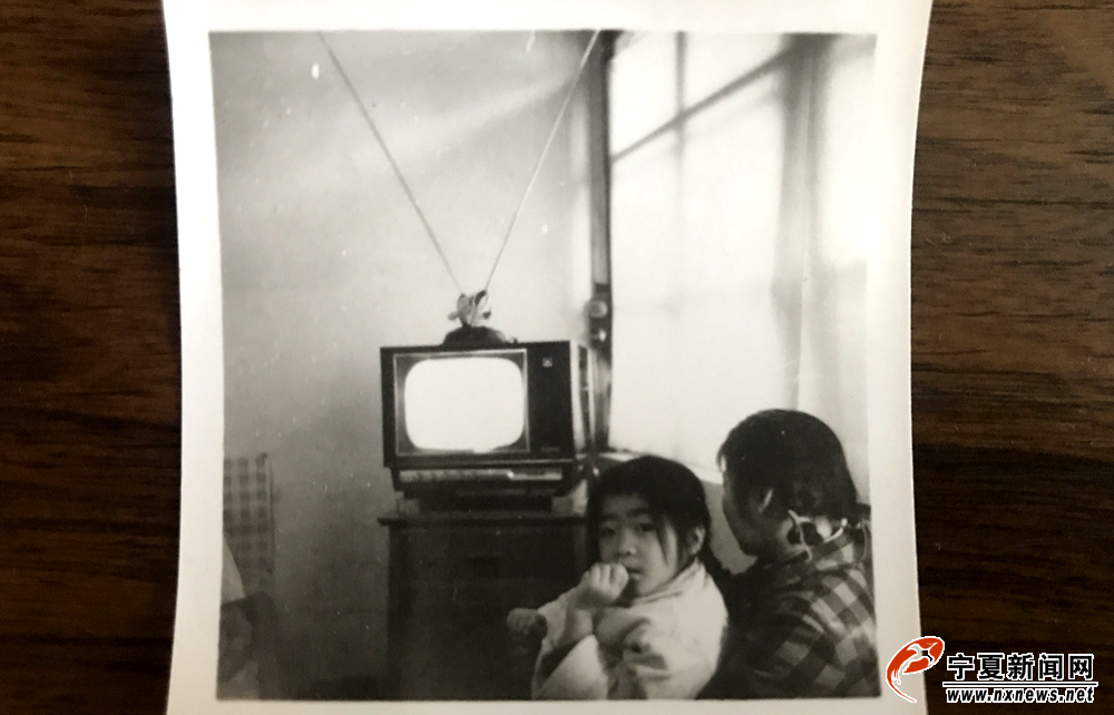 一台小小的黑白电视机，是那个年代无数孩子心里美好的回忆。