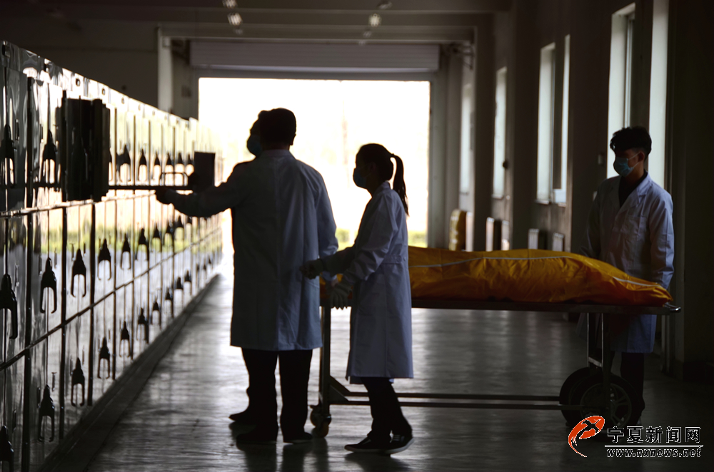 早晨8时40分，银川市殡仪馆整容室的整容师来到遗体存放室接运逝者遗体。