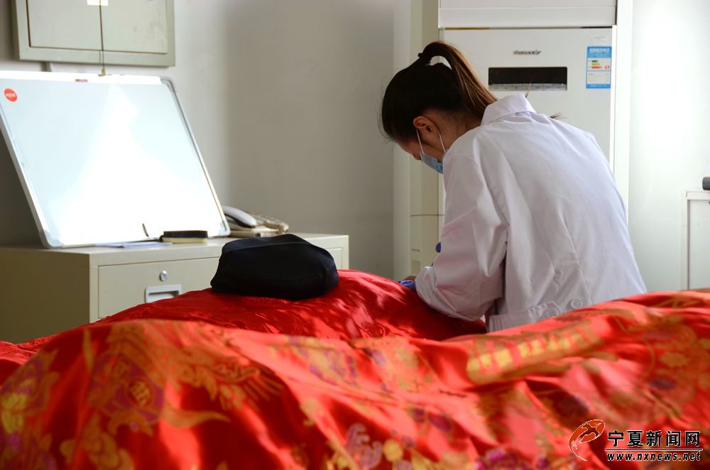 23岁的90后女孩小尹虽然参加工作不到一年，但在逝者整容业务上已经十分娴熟。