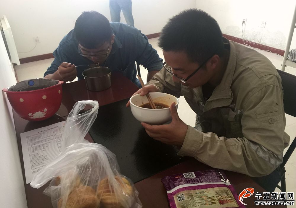 由于办公场所距风机遥远，最远的1号风机驱车需2个小时。一旦风机或其他设备出现故障，检修人员至少要工作3、4个小时，因此泡面、馍馍，白开水成为他们的“ 家常便饭”。