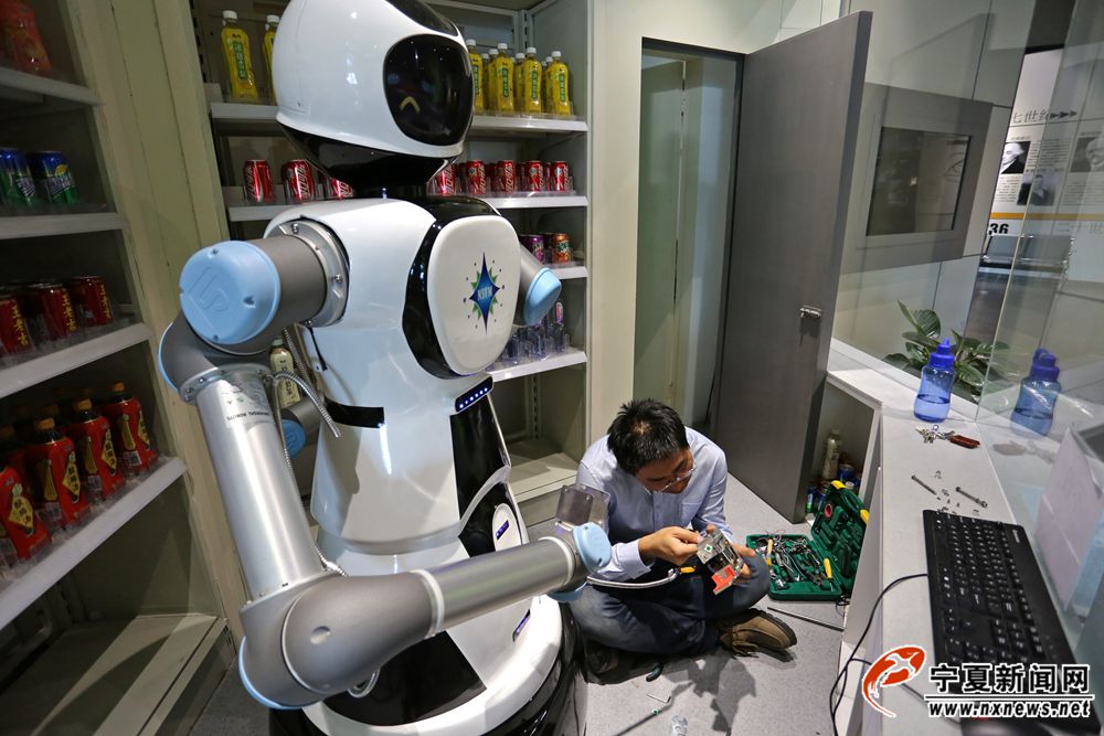 技保部副部长路辉正在研究修复机器人手臂。从简单的拧换螺丝到科技前沿的智能机器人都是技保部的维修范畴。