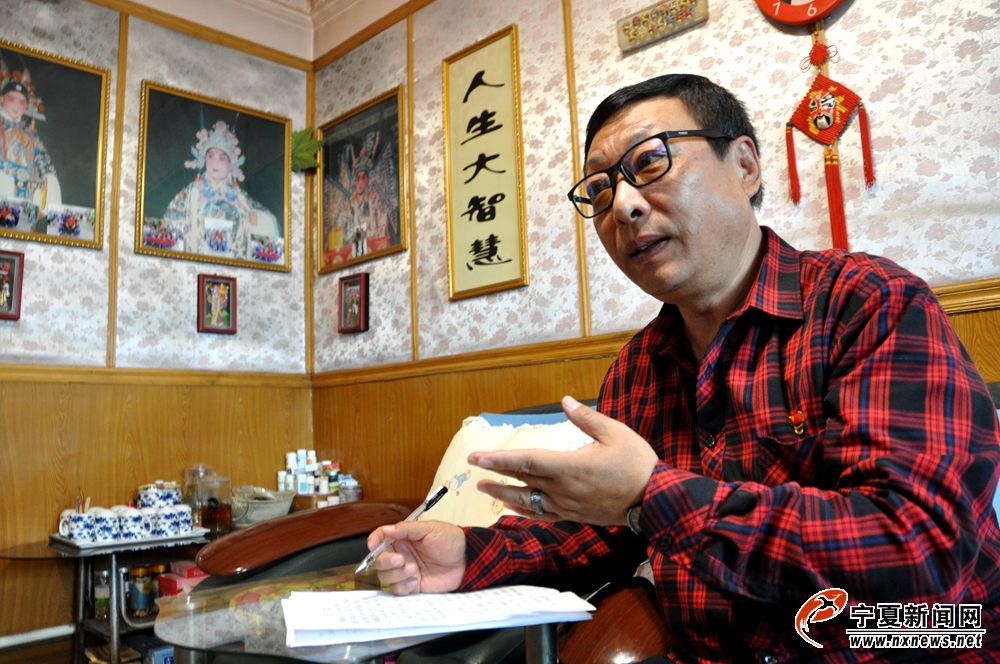有一种情怀叫“不忘初心”。今年59岁的刘晓鹏是国家级京剧演员，出生梨园世家，3岁开始和父亲学戏，8岁登台表演，京剧已经融入他的血脉中。