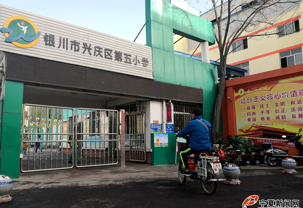 每周三下午，刘晓鹏都风雨无阻地去银川市兴庆区五小义务指导京剧表演。继五小成为宁夏演艺集团京剧院示范基地后，西幼小学、金凤六小也成为京剧培训基地。