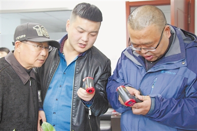 <p>　　11月8日，银川市兴庆区解放西街办事处社区网格员正在学习使用测温枪。</p>