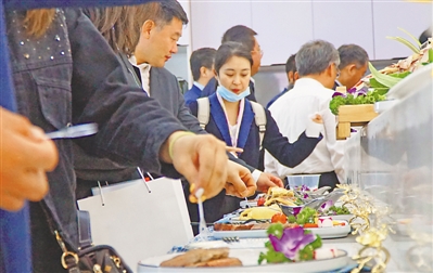 <p>　　海原牛肉受到客商青睐。</p>