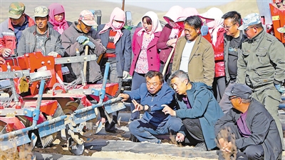 <p>　　科技厅派驻关庄乡高台村第一书记曾明（前排右一）与科技扶贫指导员现场培训农户全机械化种植马铃薯技术。</p>