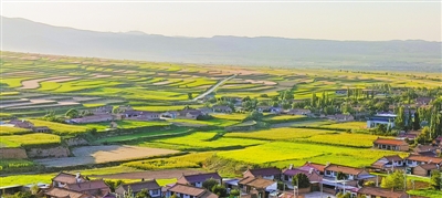 <p>　　南华山下田园风光</p>