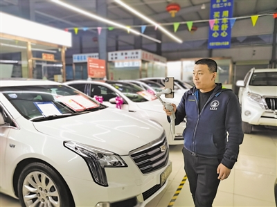 <p>　　王元正在直播卖车。</p>