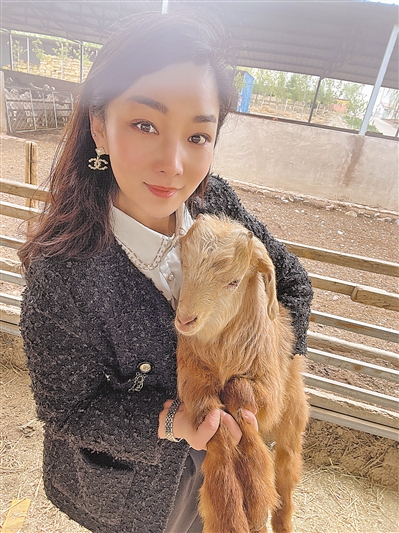 <p>　　吴楠抱着养殖的小羊。</p><p>　　（图片由受访者提供）　</p>