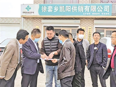 <p>　　杨献森（左三）现场谋划施工项目。（图片由受访者提供）</p>