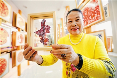 <p>　　伏兆娥将宁夏境内众多优质旅游景点的代表元素创作成剪纸作品，向人们推介宁夏旅游线路。</p>