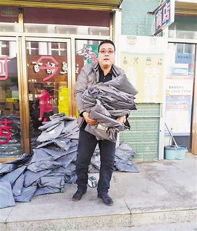 <p>　　冯进杰：“每一件快递都要认真打包，这是对客户负责。”</p>