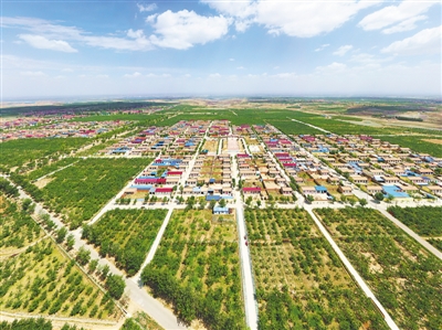<p>　　　　沙坡头区永康镇永乐村被千亩苹果园环抱。</p><p>　　　　本报记者　何耐江　摄　　</p>