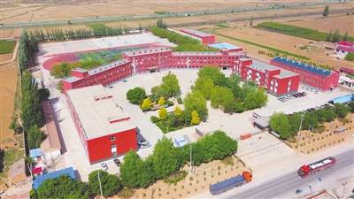 <p>　　　　海原县李旺中学美丽的校园。　本报记者　王文革　摄　　</p>
