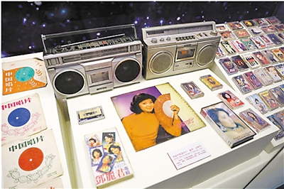 <p>　　建川博物馆展出的20世纪80年代录音机、唱片和流行歌曲磁带。</p>