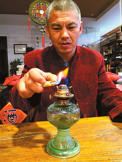 别建军保存的煤油灯，添加燃料后依然能用。