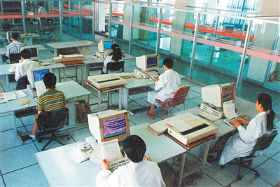 <p>　　在机房内进行文字录入。本报资料图片</p>