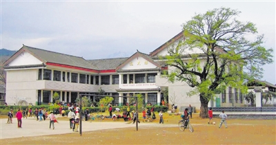 <p>　　在“伟大的变革——庆祝改革开放40周年大型展览”上，展出了灵武市高级中学逸夫楼的图片。</p>