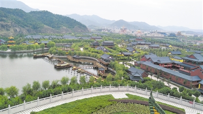 <p>　　位于金华东阳市的横店影视产业试验区已成为中国影视产业要素集聚平台。图为横店文化产业奠基人徐文荣打造的圆明新园一角。　　</p>