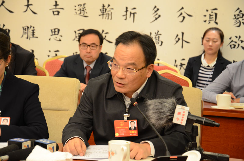 全国人大代表,石嘴山市市长李郁华就如何贯彻落实新发展理念,推动