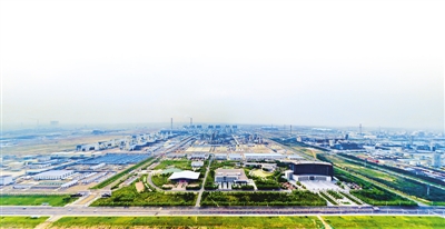 <p>　　8月29日，蓝天白云映衬下的宁东能源化工基地，这一荒滩上崛起的世界级工程如今已经成为煤化工领域一张亮丽的“中国名片”。</p>