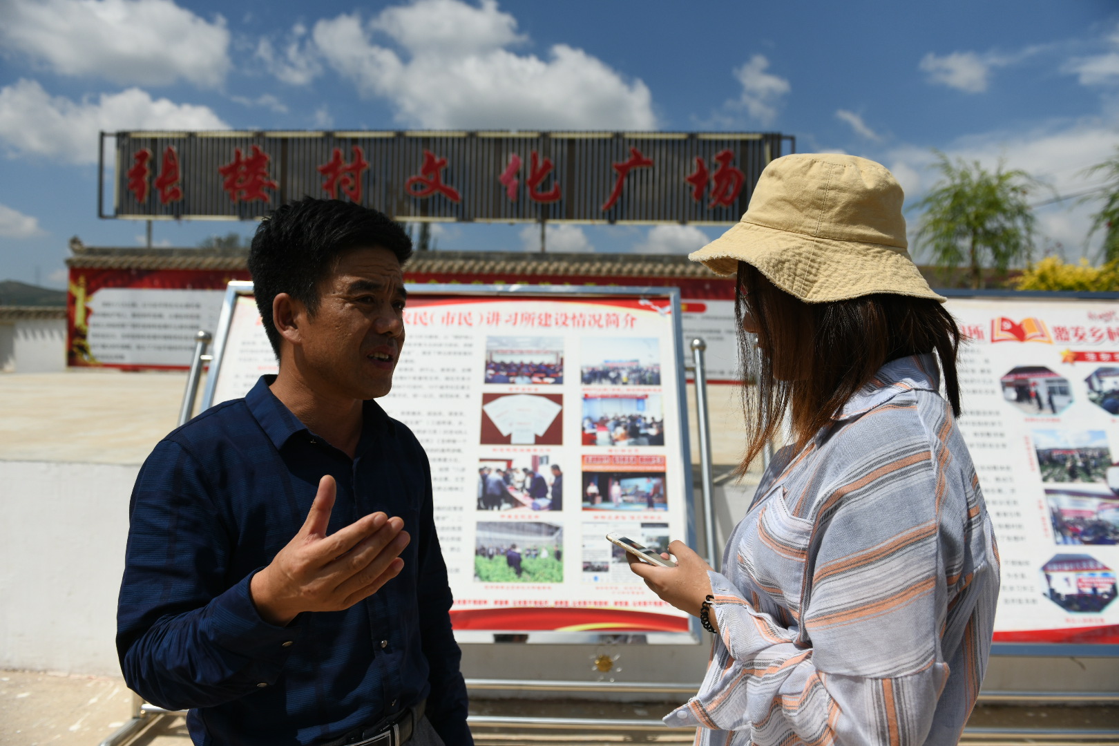 联财镇党委书记李荣林介绍情况.
