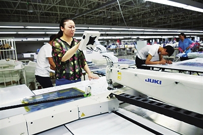     智能制造让工人们看上去很“悠闲”。　本报记者  马骋  摄
