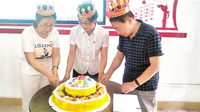 <p>　　沈丽君、吕静、罗恩逯（从左到右）三位同龄人共同庆祝生日。</p>