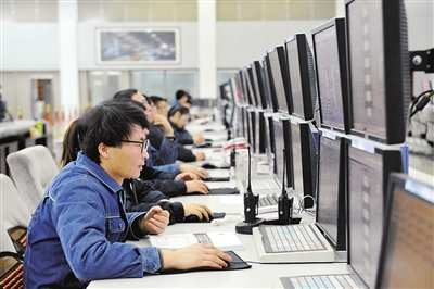     调度中心工作人员时刻监控生产数据。