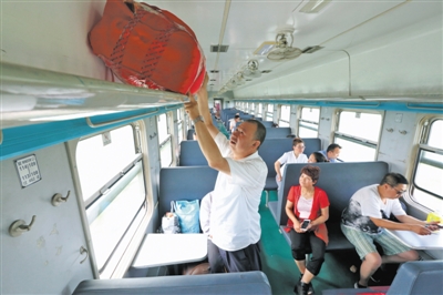 <p>　　虽然没多少行李，但是任金田依然会将行李架整理整齐。</p>
