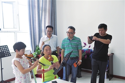8月9日，来自全国各地的晚报（都市报）的总编辑及资深媒体人在吴忠市利通区富荣社区采访。本报记者马骋摄
