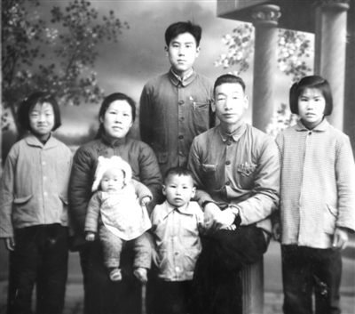 <p>　　刘芳老人（左二）在1962年拍摄的全家福。</p><p>　　（照片由本人提供）</p>