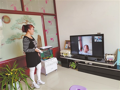     杨红梅在家跟儿子视频通话。