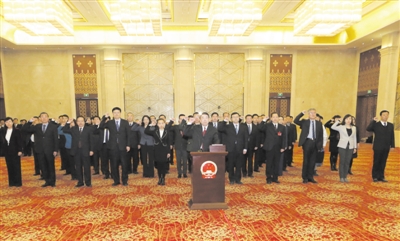 <p>　　落实宪法宣誓制度，维护宪法权威，保证宪法实施。图为自治区十二届人大常委会委员、人大各专门委员会组成人员举行宪法宣誓仪式。</p>
