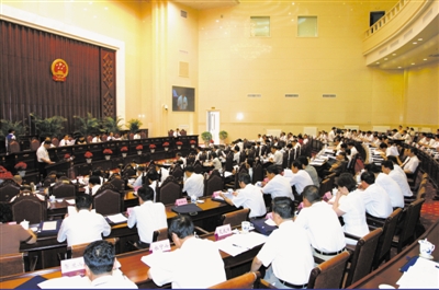 <p>　　全面贯彻落实党的民族区域自治制度，不断完善民族区域自治配套法规体系，先后出台了166件地方性法规，有效保障各族群众的合法权利。</p>