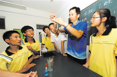 <p>　　推动优质教育资源下沉，大力改善南部山区、贫困地区办学条件，促进教育事业均衡发展。图为六盘山高级中学师生在做化学实验。</p>