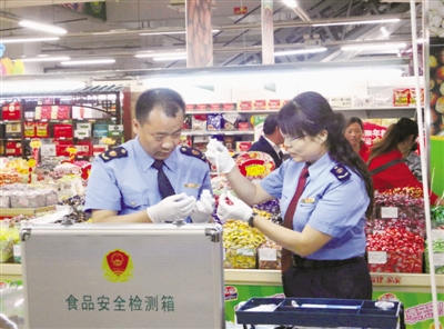 <p>　　聚焦群众关切、开展食品安全监督抽检和风险监测工作，充分发挥技术监督在日常监管中的有效作用，做到精准识别风险、科学研判风险、定期预警风险、及时处置风险，切实保障全区人民饮食安全。</p>