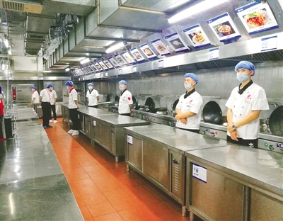 <p>　　以透明厨房、视频厨房、网络厨房3种形式在餐饮服务环节实施“明厨亮灶”工程，让餐饮单位后厨加工操作从幕后走向前台。截至2018年上半年，全区97.3%的餐饮单位实现了“明厨亮灶”。</p>