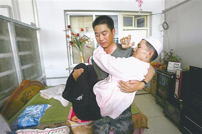 <p>　　连续36年开展“民族团结月”活动，涌现出一大批民族团结先进集体、示范单位和模范人物，吴忠市被命名为“全国民族团结进步创建活动示范市”。图为首届“宁夏民族团结进步十大模范人物”汉族军官何健照顾回族残疾青年李少军，鼓励其成长为青年作家。</p>