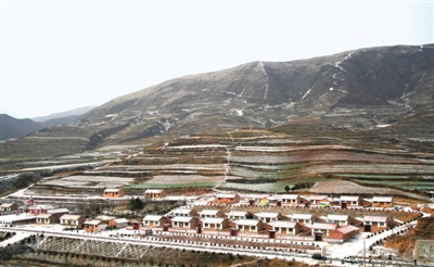 <p>　　扎实推进灾后重建工作，中南部地区因灾倒损民房恢复重建补贴标准由14000元/户提高到28000元/户。图为固原市泾源县建设的灾民新住房。</p>